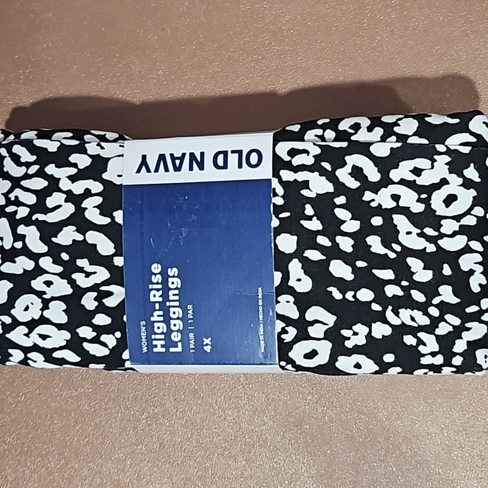 NWT Plus Size Old Navy Black & White Leopard Print  Leggings 4X